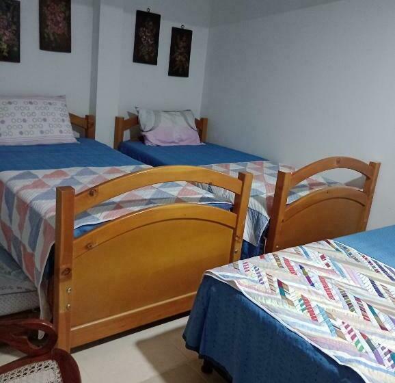 חדר סטנדרט לשלושה, Hostal Famihotel Fundadores