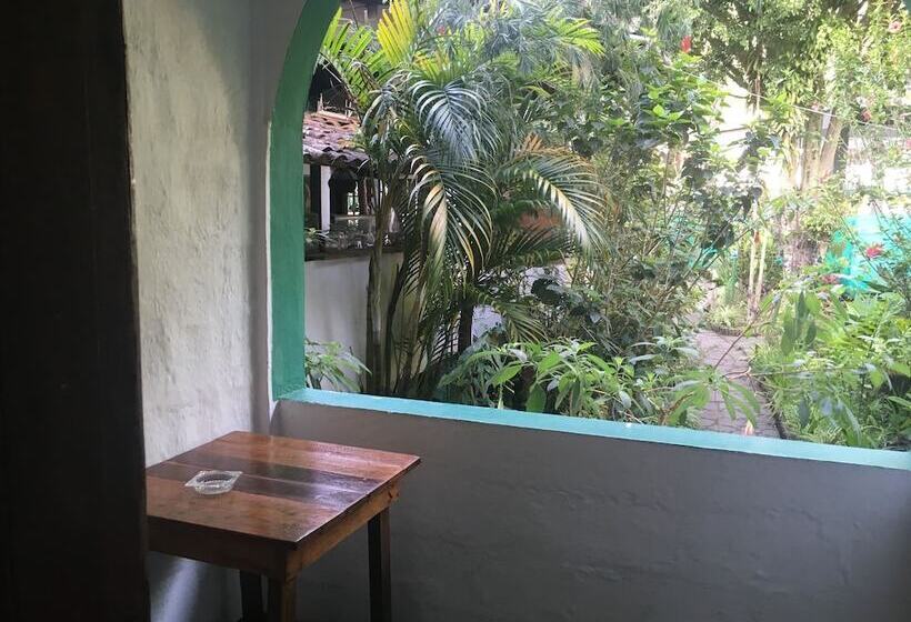 Номер Стандарт Трехместный, La Petite Auberge   Hostel
