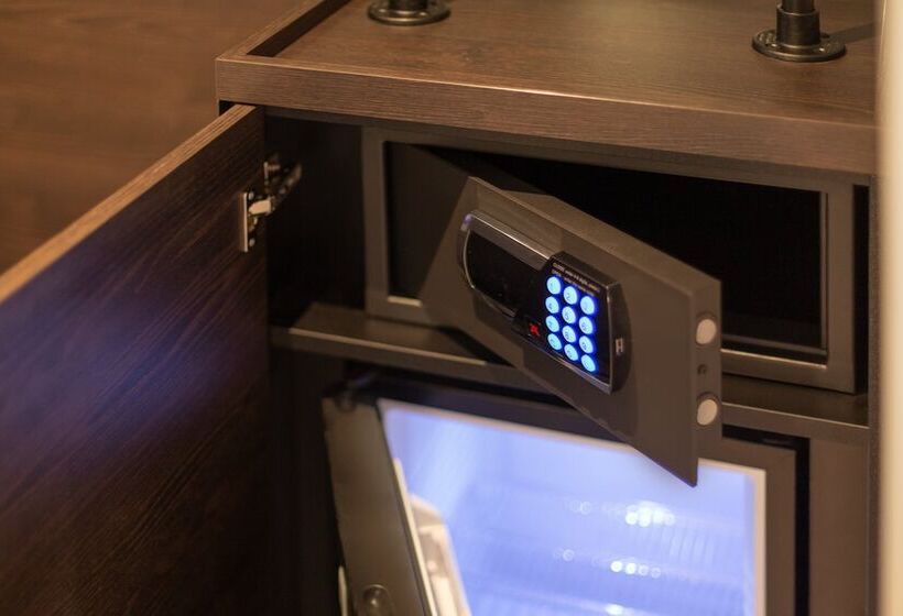 Номер Deluxe, Holiday Inn   The Niu, Fender Amsterdam