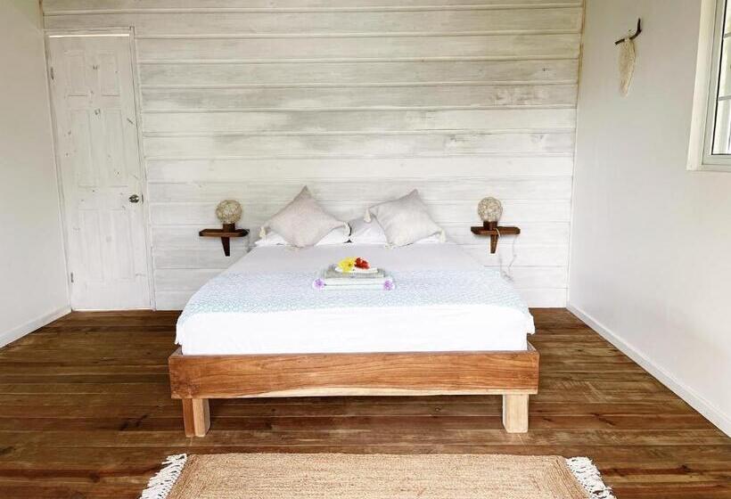 بنجلو قياسى مطل على البحر, Bird Island Bungalows