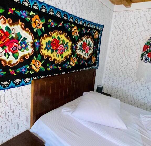 غرفة قياسية, Floare De Maramures 1