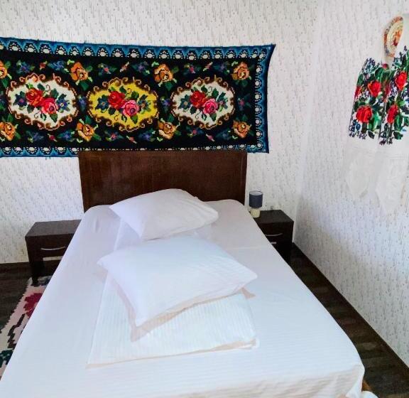 غرفة قياسية, Floare De Maramures 1