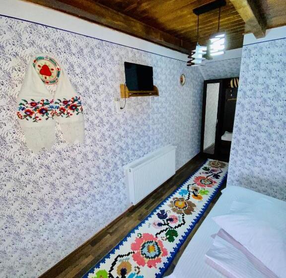 غرفة قياسية, Floare De Maramures 1