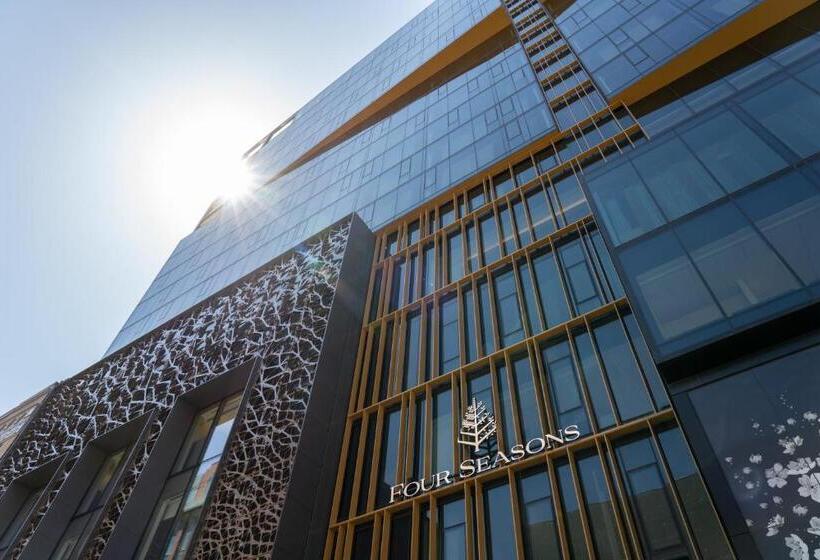 キングサイズベッドのスイートルーム, Four Seasons Hotel Montreal