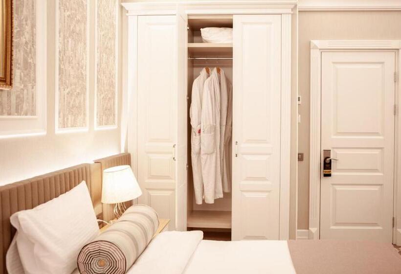اتاق لوکس با تخت بزرگ, Theatrum Hotel Baku