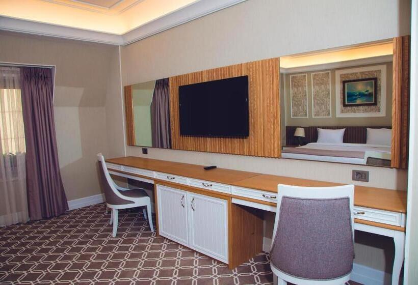 اتاق لوکس با تخت بزرگ, Theatrum Hotel Baku