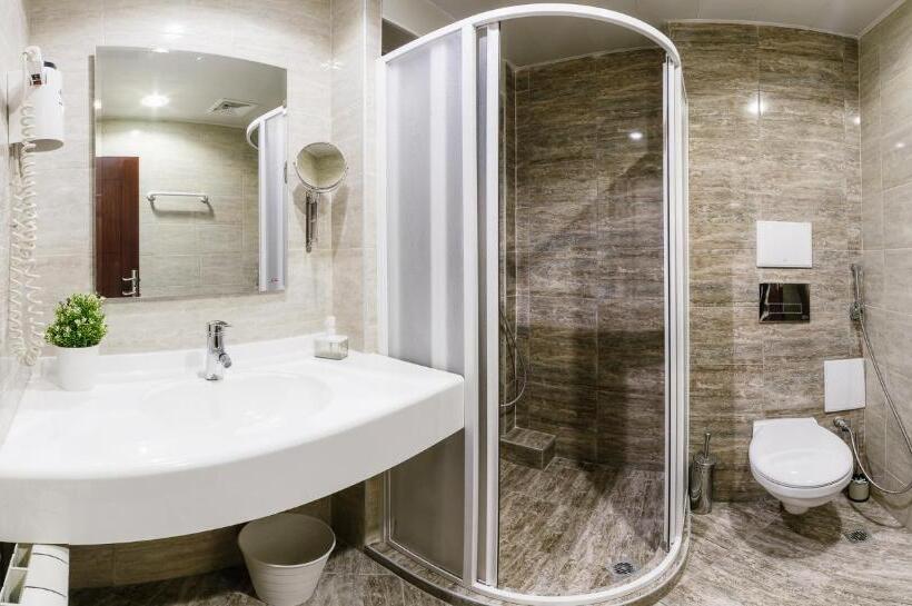 استودیوی استاندارد, Family Hotel Ring & Thermal