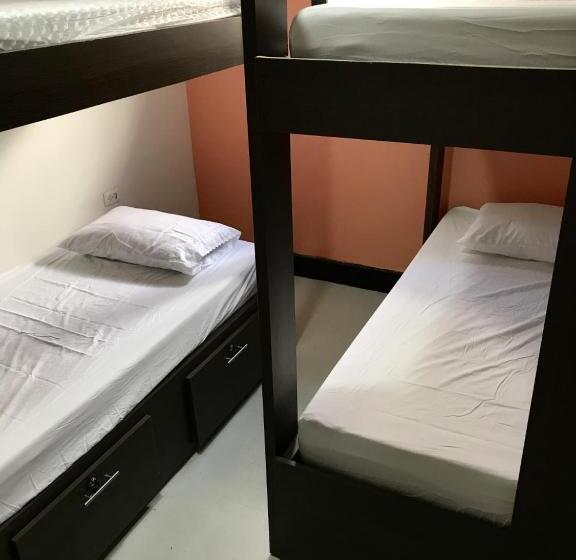تختخواب در اتاق مشترک, La Quinta Bacana