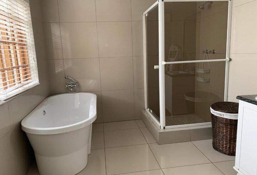 Номер Deluxe Вид на Бассейн, House And Heart Guest House