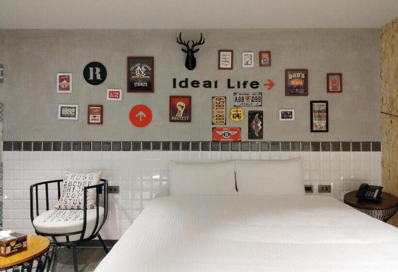 اتاق لوکس سه تخته, K