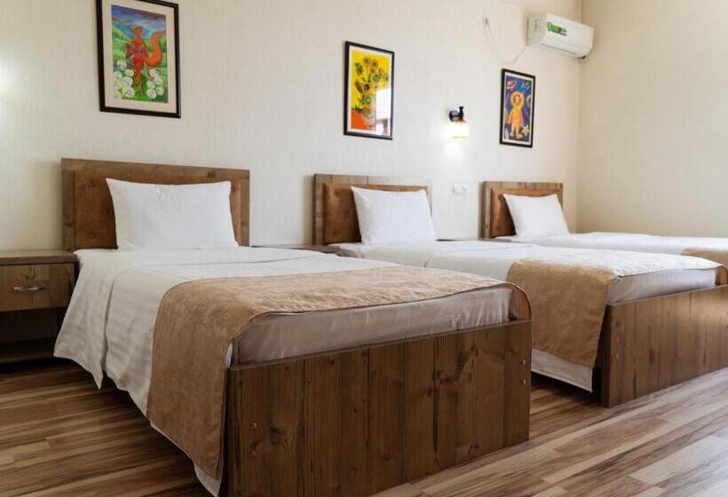 اتاق استاندارد سه نفره, Tourist Inn