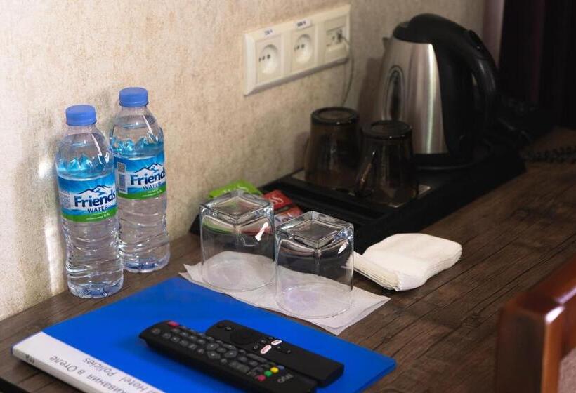 اتاق استاندارد سه نفره, Tourist Inn
