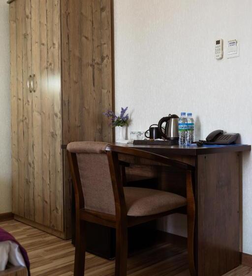 اتاق لوکس با بالکن, Tourist Inn