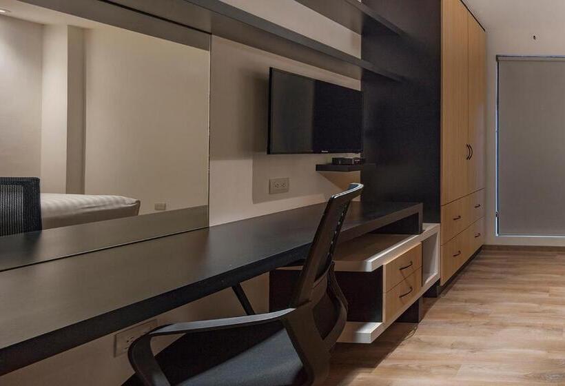 غرفة قياسية مزوَّدة بتراس, Room Hotel & Suites
