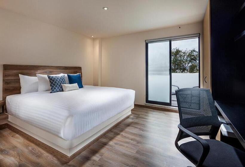 غرفة قياسية مزوَّدة بتراس, Room Hotel & Suites