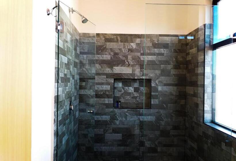 جناح جونيور مزوَّد بتراس, Room Hotel & Suites
