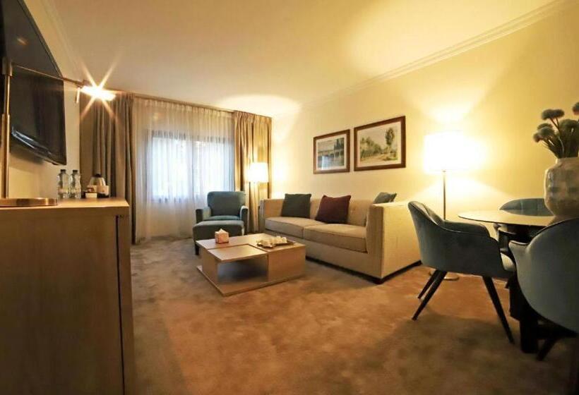 سوییت خانوادگی, The Compass Hotel