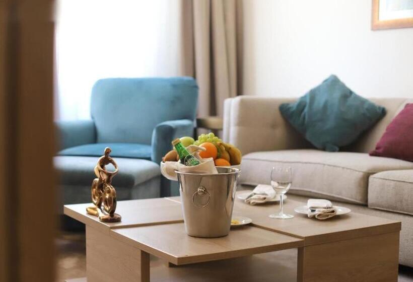 سوییت اجرایی, The Compass Hotel