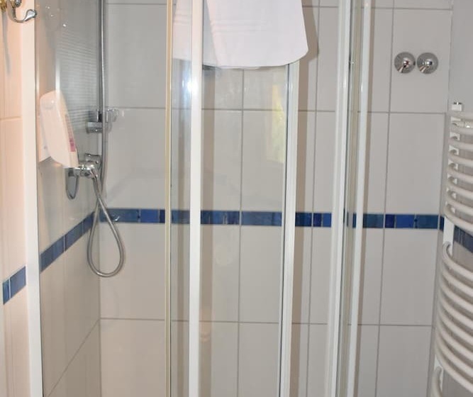 Quarto Estandar Individual, Am Bahnhof