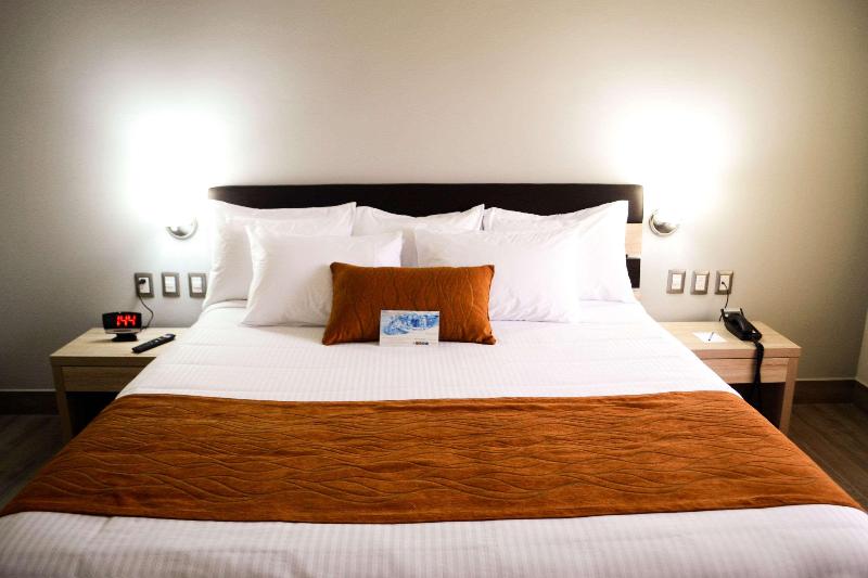 キングサイズベッドのスタンダードルーム, Comfort Inn Irapuato