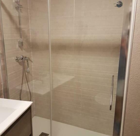 Четырехместный Номер Стандарт с Балконом, Hostal Los Esquiladores
