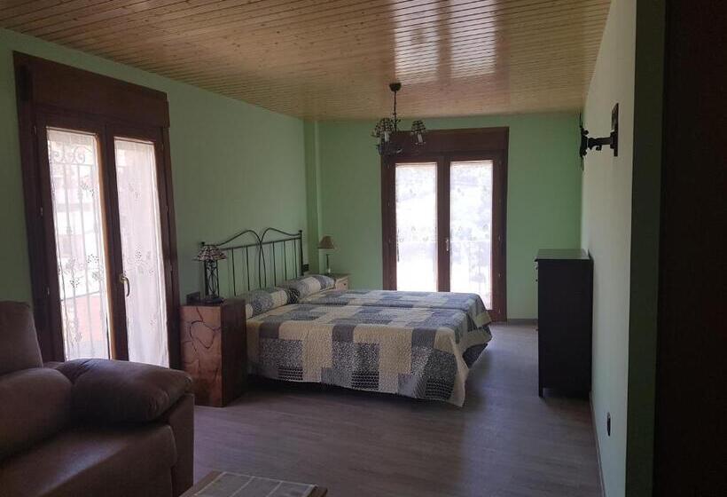 Четырехместный Номер Стандарт с Балконом, Hostal Los Esquiladores