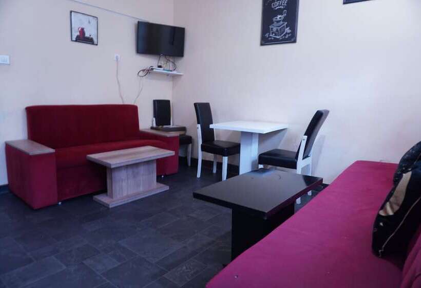 تختخواب در اتاق مشترک, Moon Hostel