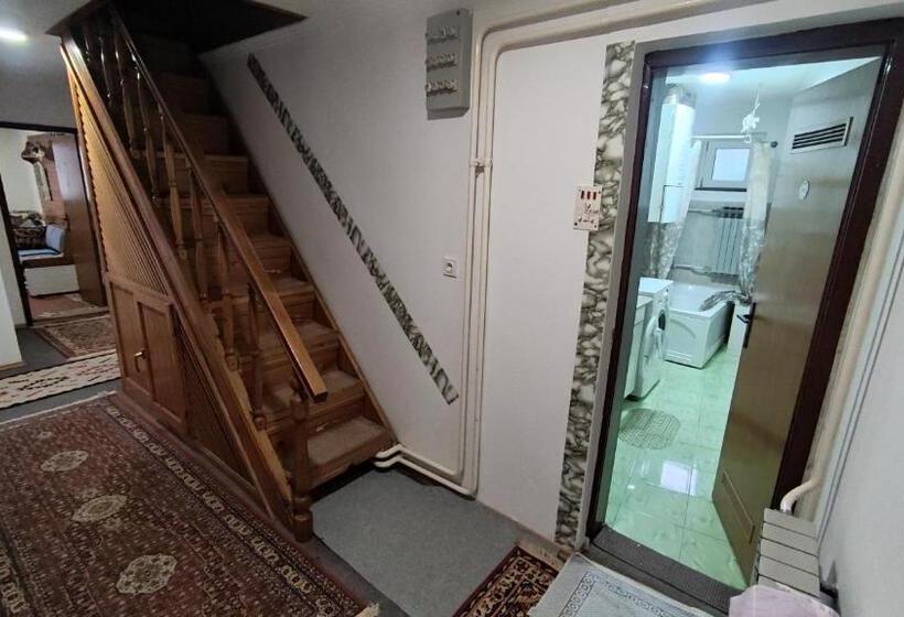 اتاق خانوادگی با چشم‌انداز باغ, Curovac View