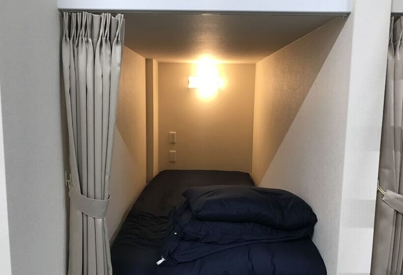 Кровать в Общей Комнате, One Hostel Himeji