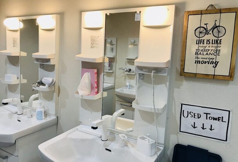 Кровать в Общей Комнате, One Hostel Himeji