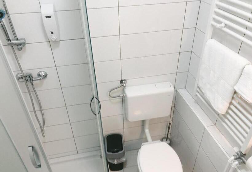 اتاق یک نفره پایه با سرویس بهداشتی مشترک, Lina Rooms Hostel