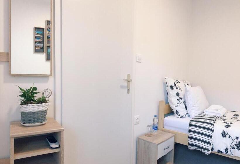 اتاق یک نفره پایه با سرویس بهداشتی مشترک, Lina Rooms Hostel
