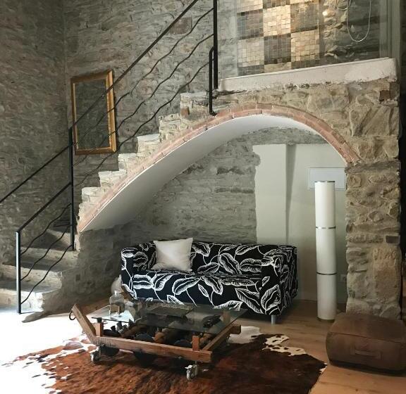 استودیوی لوکس, Hostal Sant Roc