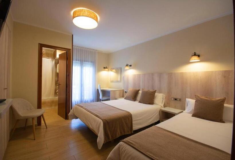 Номер Стандарт Трехместный, Hostal Noguera