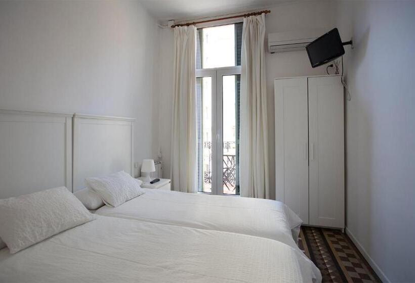 اتاق استاندارد با بالکن, Hostal Eixample