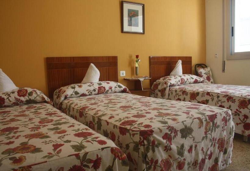 Трехместный Номер Стандарт Совместная Ванная, Hostal Torre Mar