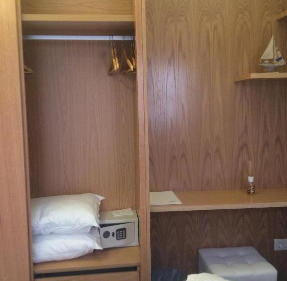 سوییت جونیور, Guest House A&z
