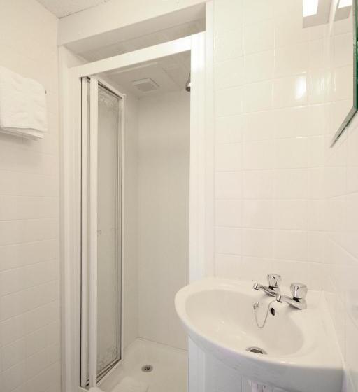 חדר משפחתי נוף לים, The Paragon   Guest Accommodation