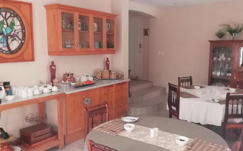 Люкс Вид на Бассейн, Oudtshoorn Guest House