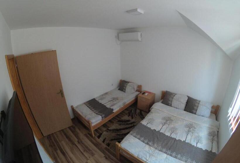 اتاق استاندارد سه تخته با سرویس بهداشتی مشترک, Apartment And Rooms Konak