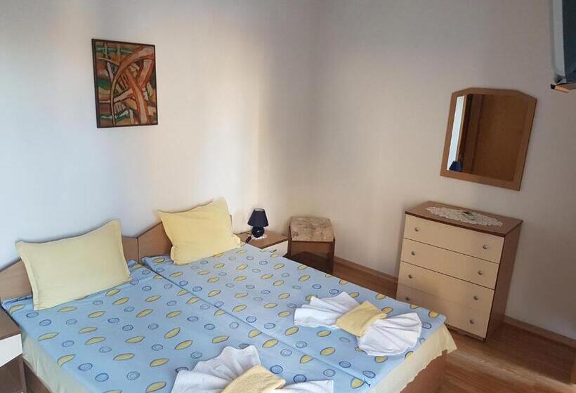 اتاق استاندارد با چشم‌انداز باغ, Guest House Veselina