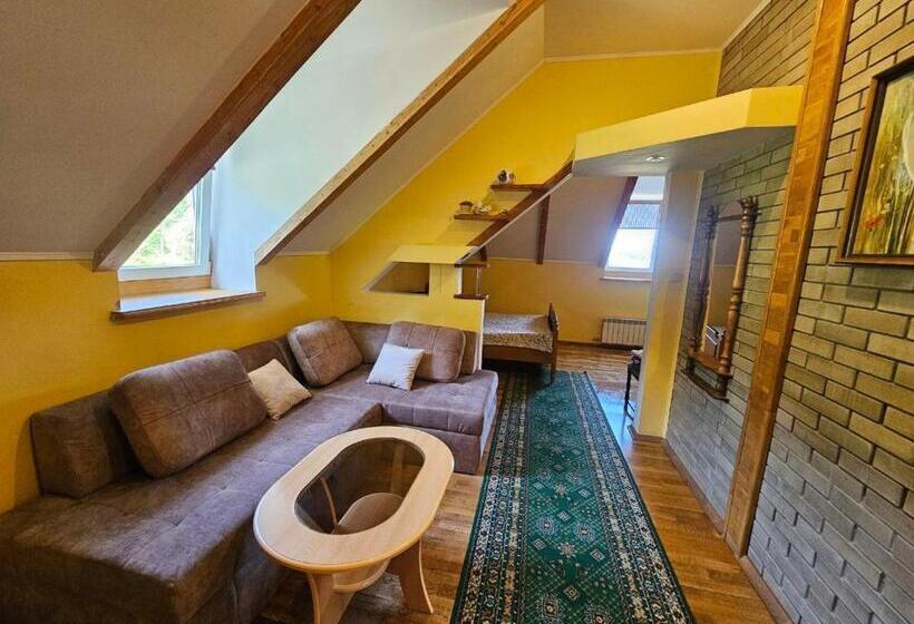 اتاق استاندارد سه نفره, Cottage Kazka Lisu