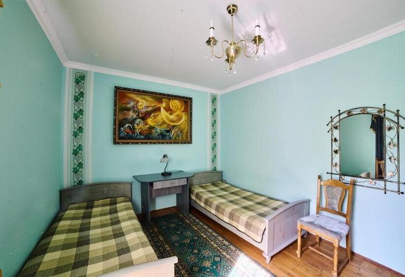 اتاق اکونومی, Cottage Kazka Lisu