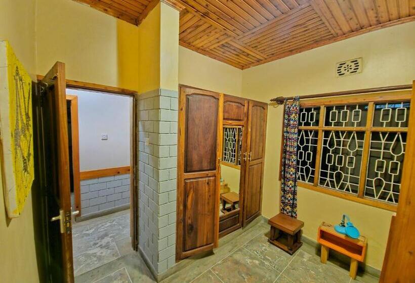 اتاق اکونومی, Mazzola Safari House & Backpacking