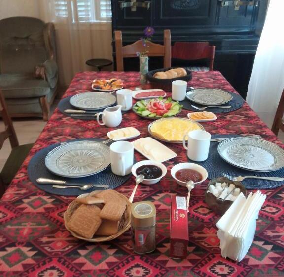 اتاق استاندارد چهارنفره با بالکن, White Hotel Guesthouse