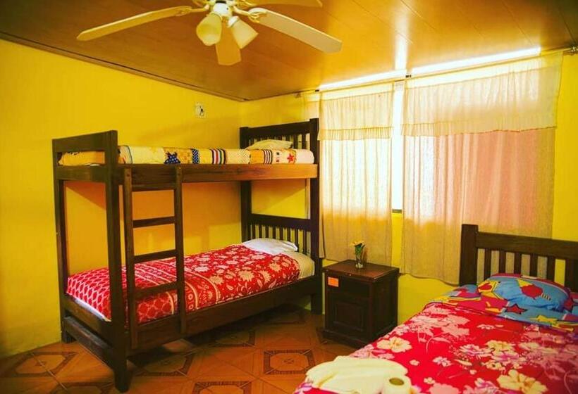 חדר קומפורט לשלושה, Hostal Henrry S
