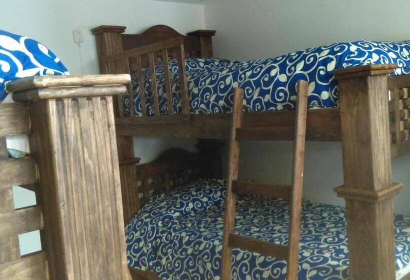 エコノミー４人部屋, Hostal Makea Pachuca