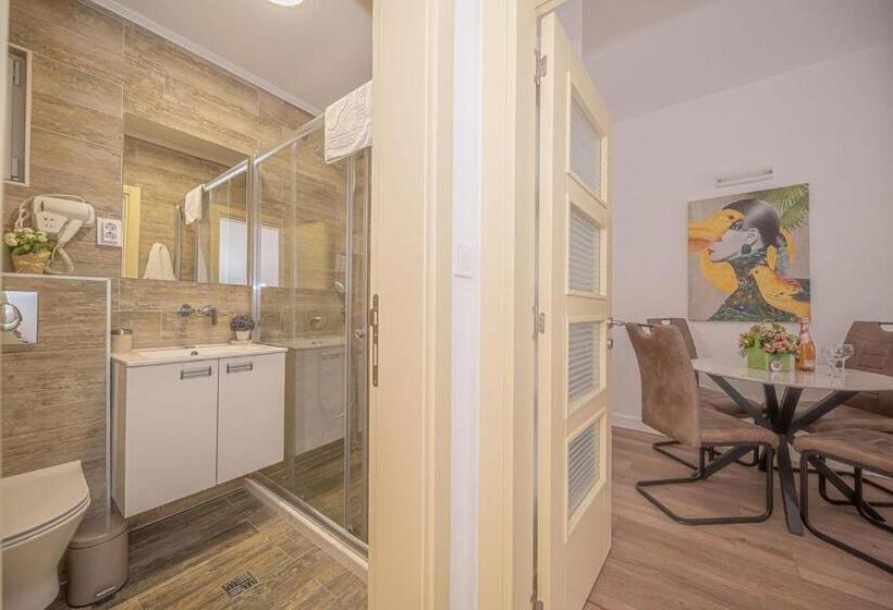 استودیوی استاندارد با چشم‌انداز دریا, Guest House S Lux