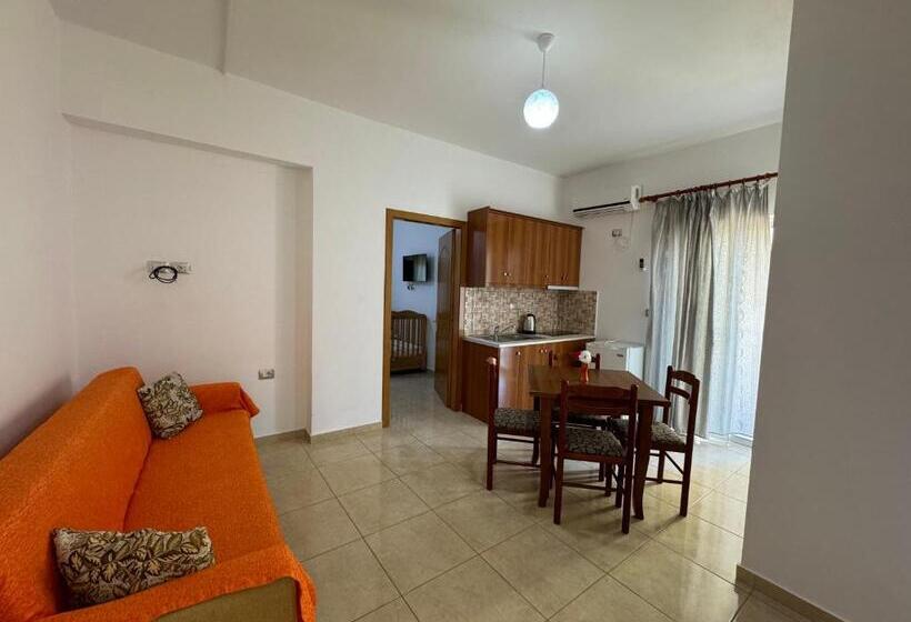Quarto Quadruple Standart com Varanda, Aleksander Apart