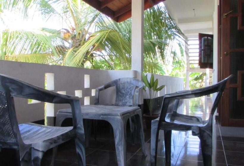 اتاق خانوادگی, Rainbow Guest House